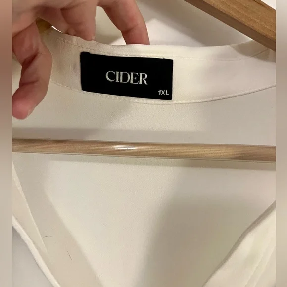 White flowy cropped button up shirt - Picture 4 of 4